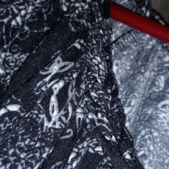 Black & White Flower Design T-Shirt. - Picture 4 of 5